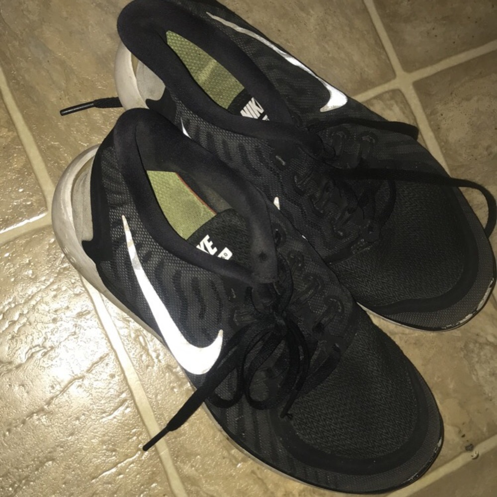 Black nike shoes